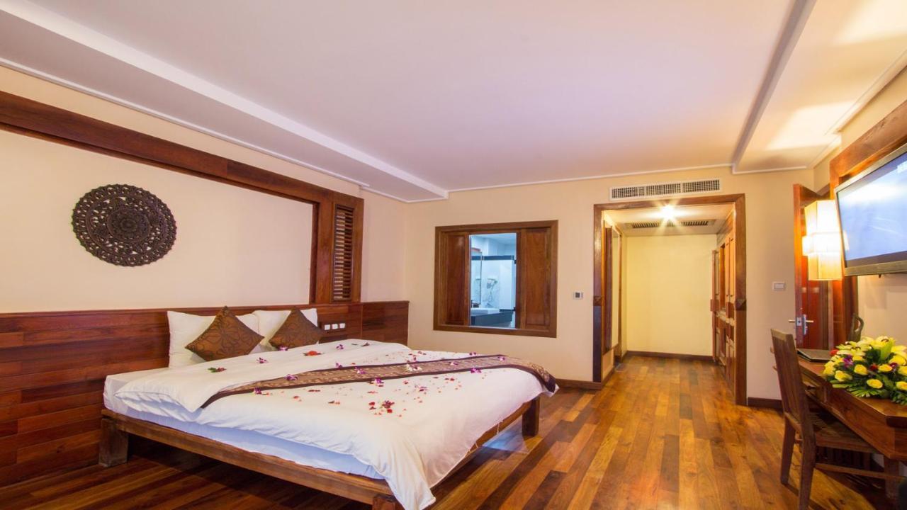 Royal Empire Premium Hotel Ciudad de Siem Riep Exterior foto