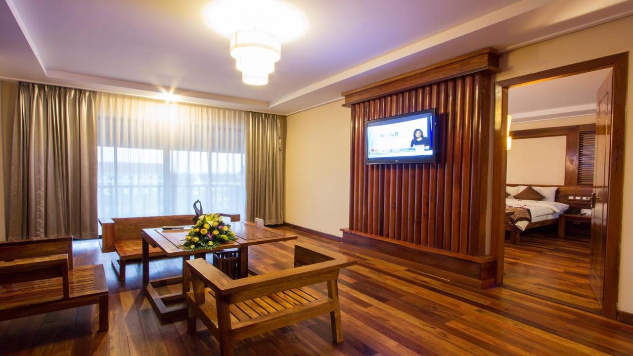 Royal Empire Premium Hotel Ciudad de Siem Riep Exterior foto