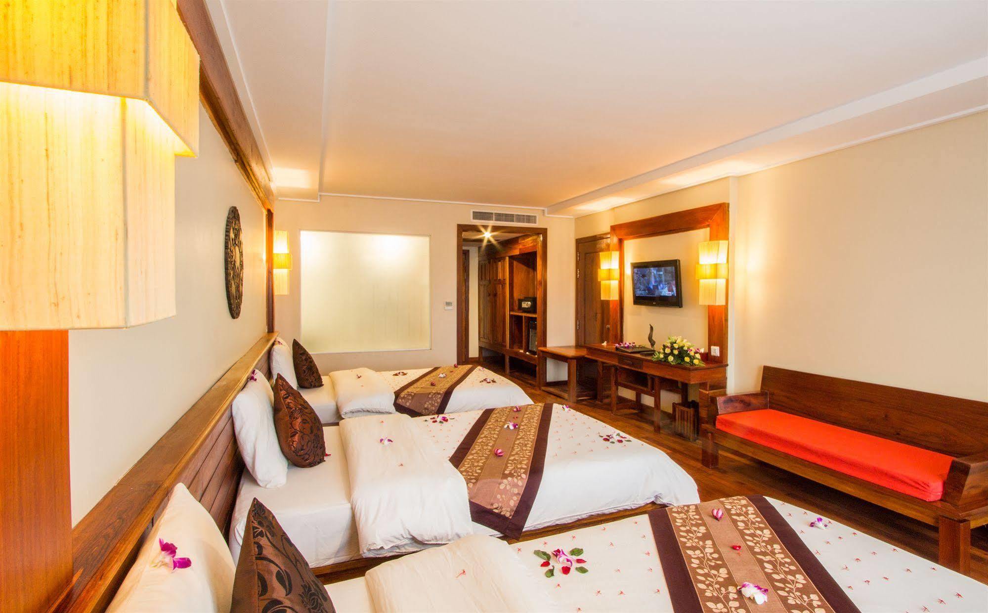 Royal Empire Premium Hotel Ciudad de Siem Riep Exterior foto